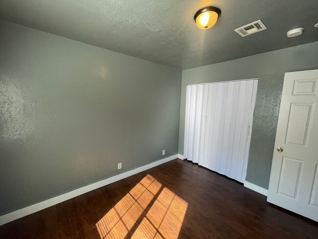 Building Photo - Beautiful, Spacious 3 Bedroom Property in ...