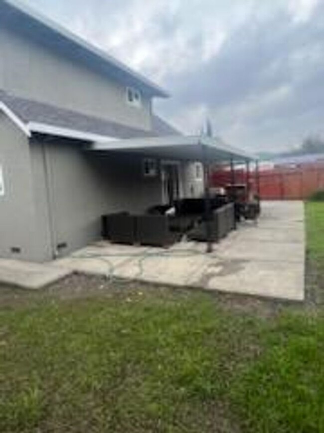 Building Photo - Corner lot home!