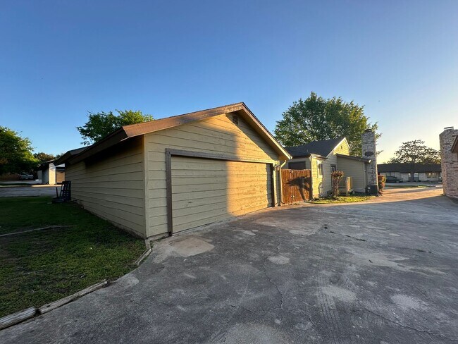 Building Photo - Ernest Properties 2 (295 Mooring Cir)