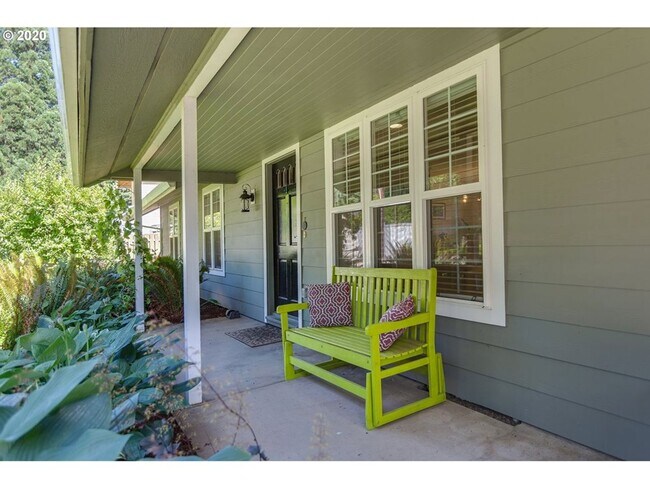 Building Photo - LAKE OSWEGO/LAKE GROVE LARGE UPDATE HOME O...