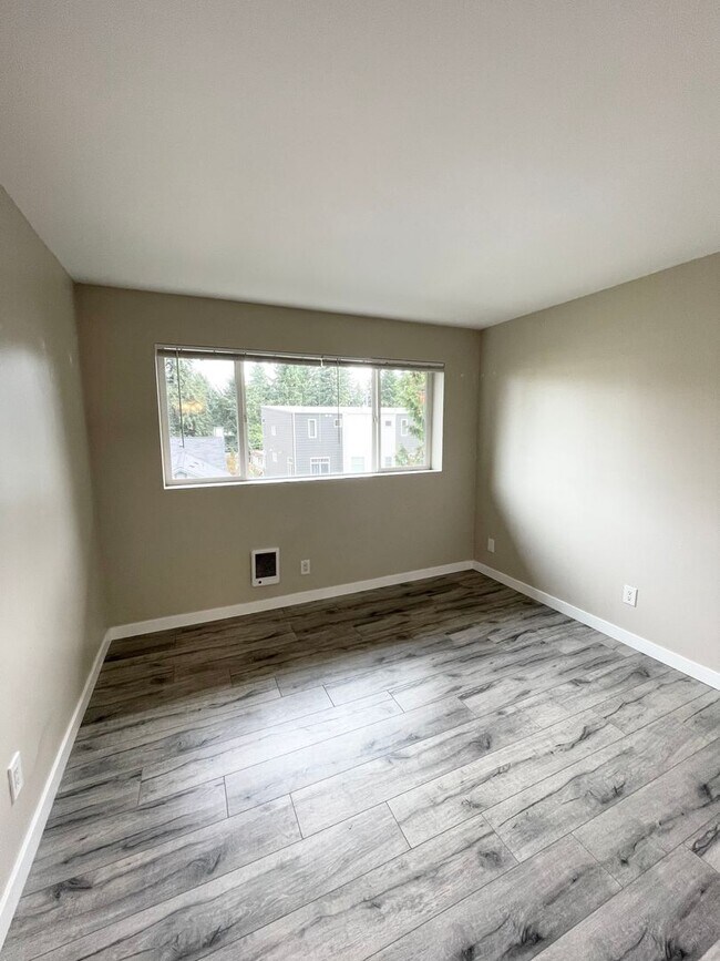 Building Photo - 14320 Roosevelt Way N