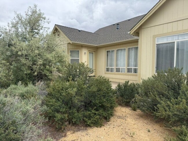 Building Photo - Beautiful 3 bed home with 3 car garage in Indian Hills behind Target