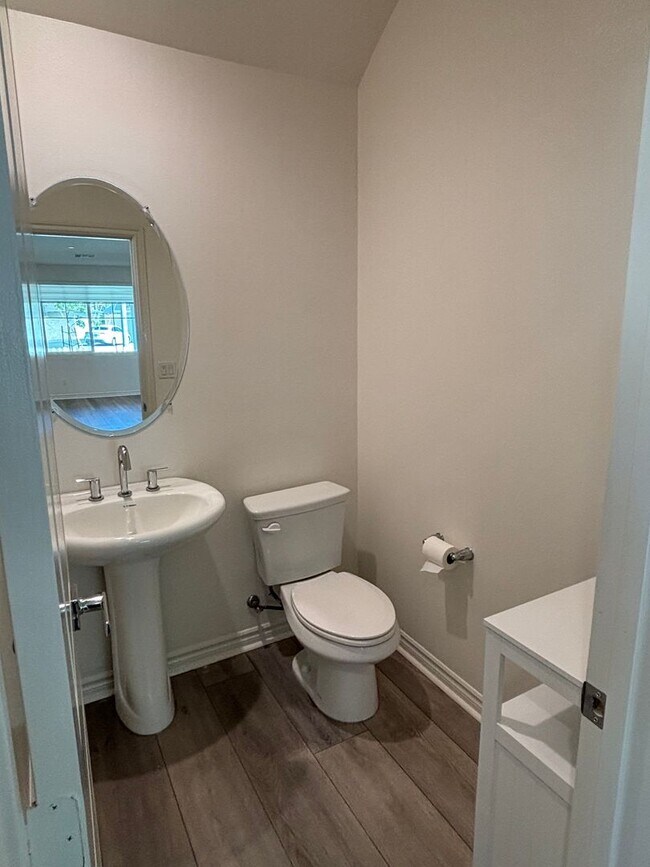 Building Photo - $500 OFF SECOND MONTH RENT SPECIAL!! - Bright Four-Bedroom Townhome in Whittier and Walkable Palm...