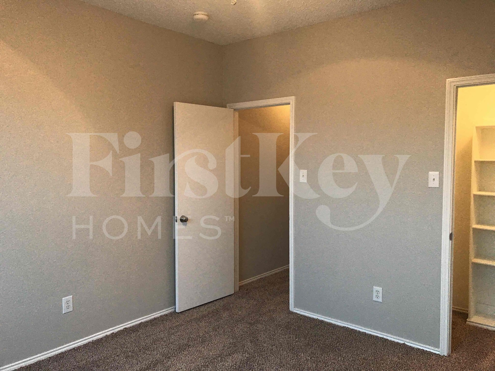 Building Photo - 429 W Clover Park Dr