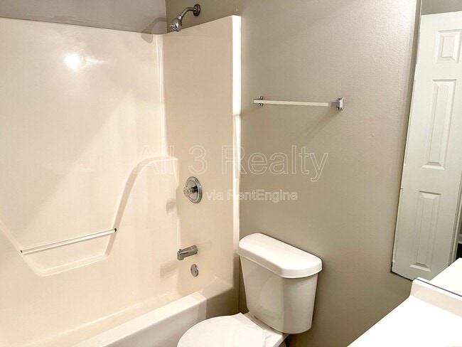 Building Photo - 460 Mountainview Dr
