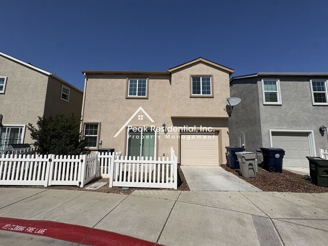 Building Photo - Spacious 4bd/2ba House - Gated Community