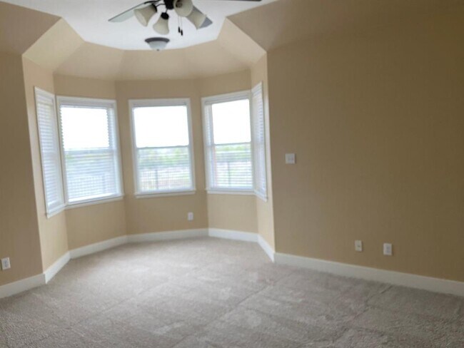 Building Photo - 302 Las Colinas Dr