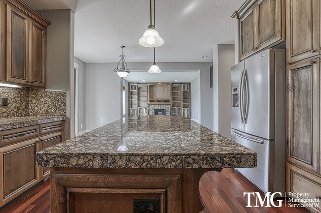 Building Photo - Large Pet Friendly 3 bed 2.5 bath home in ...