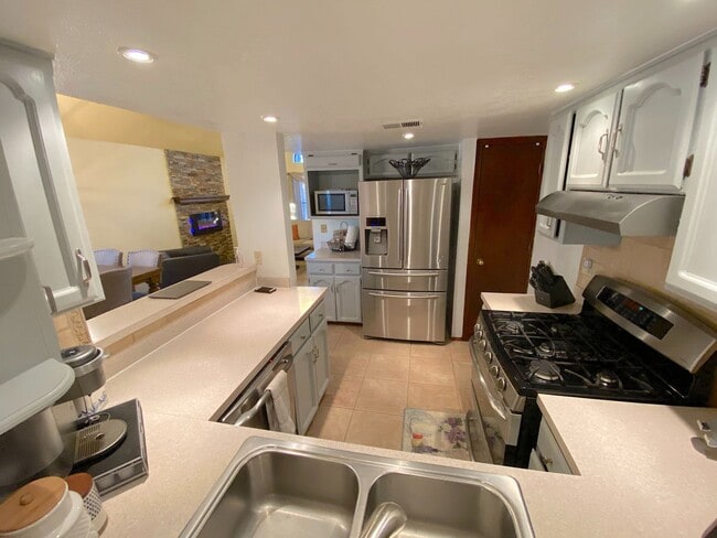 Building Photo - East El Paso 4 bed Refrig A/C!
