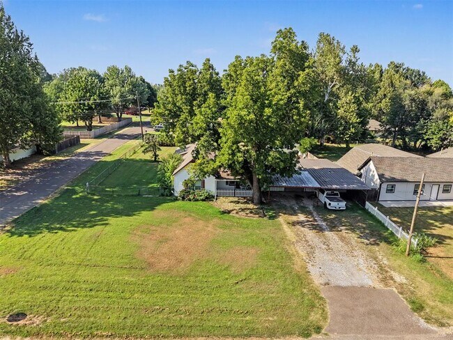 Building Photo - 207 E Juniper Ln