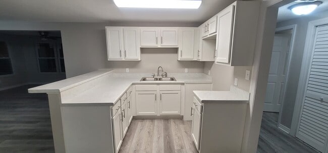 Building Photo - 1550 W 32nd St