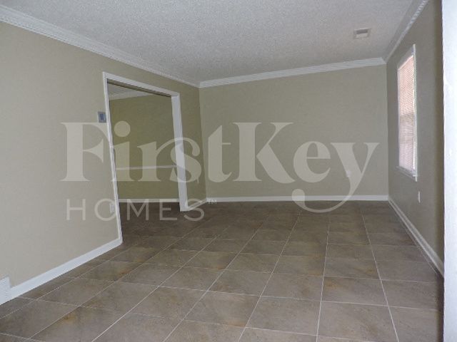 Building Photo - 8601 Thorncliff Fairway