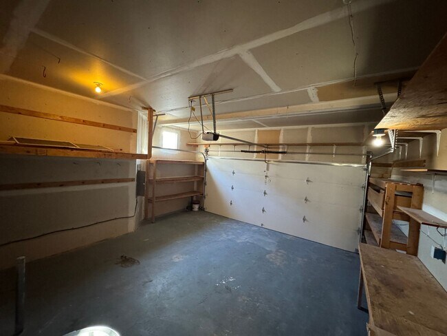 Building Photo - Modern Updated Townhome