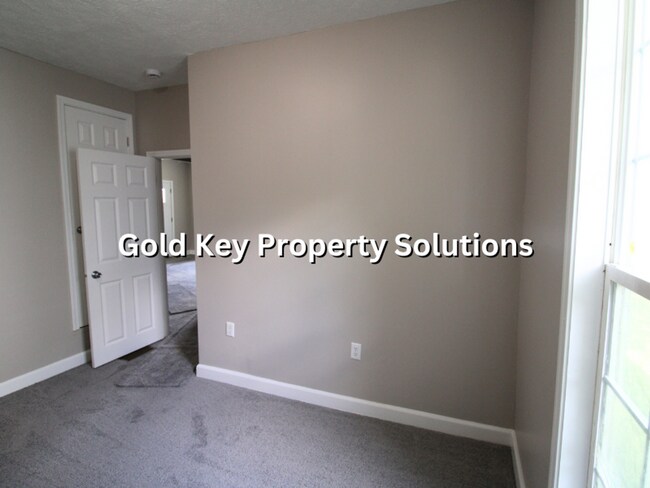 Building Photo - 3 BR 1 BA House with New Carpet and Paint ...