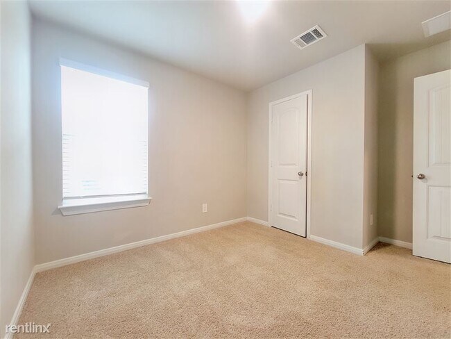 Building Photo - 125 Solitude Dr