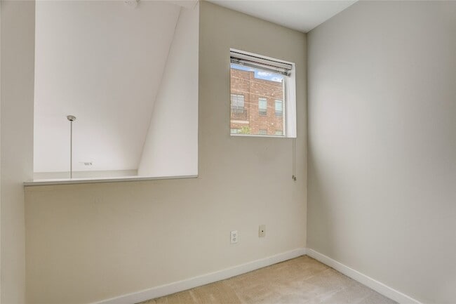 Building Photo - 910 Ruthven St