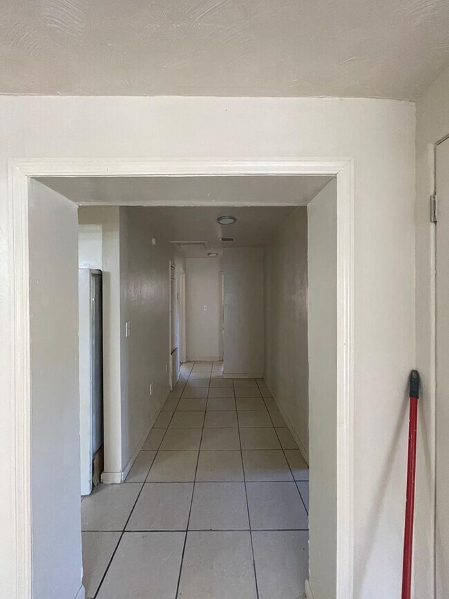 Building Photo - 226 6th Jpv St