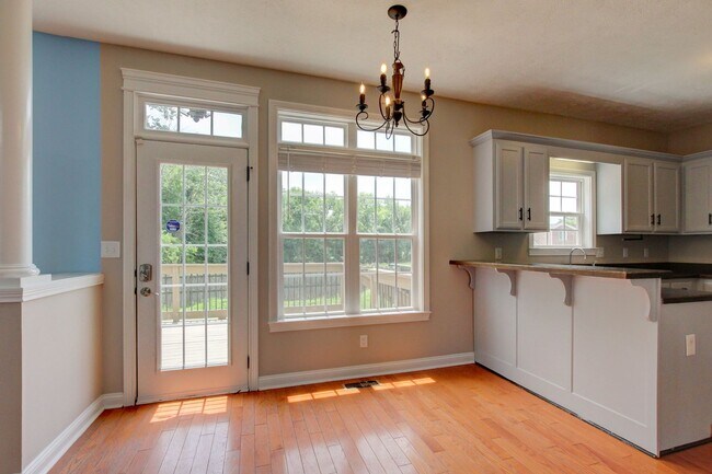 Building Photo - 716 Cavalier Dr