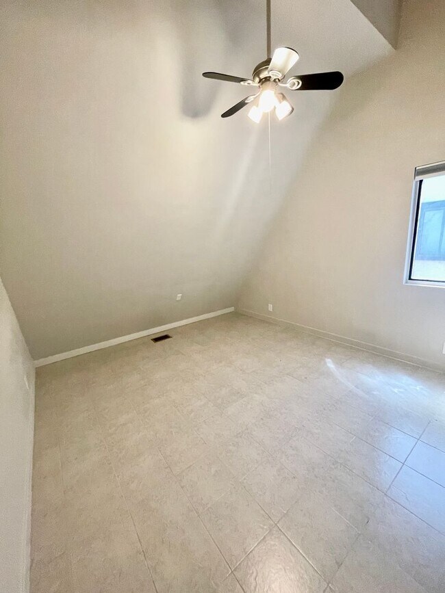 Building Photo - Fully Remodeled 3-BR, 3-BA Townhome with Kitchenette in Basement
