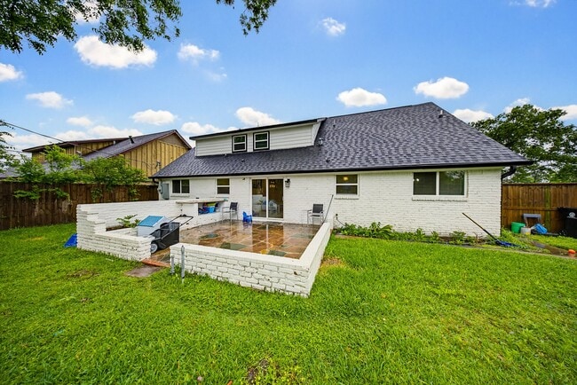 Building Photo - 6215 Great Oaks Dr
