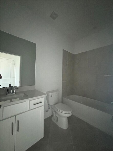 Building Photo - 7869 Lakes Edge Ln