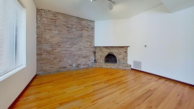 Building Photo - Top Floor Southport Corridor One Bedroom