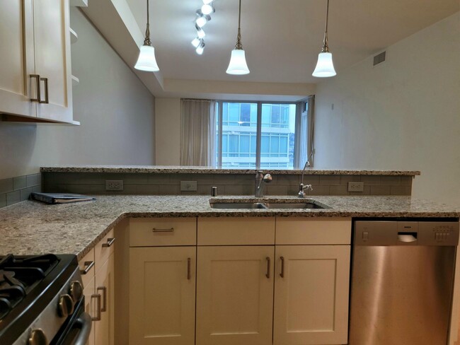 Building Photo - 1 Bedroom Harborside Condo - $500 off firs...