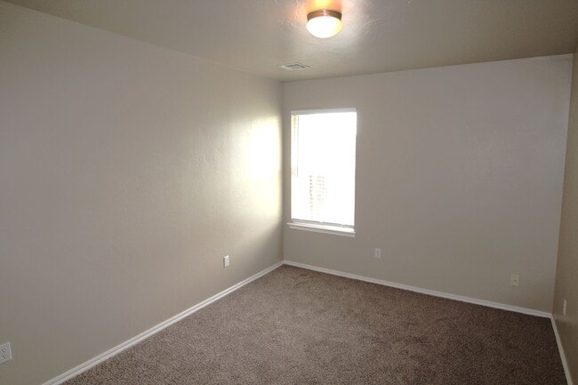 Building Photo - 4616 SE 77th St