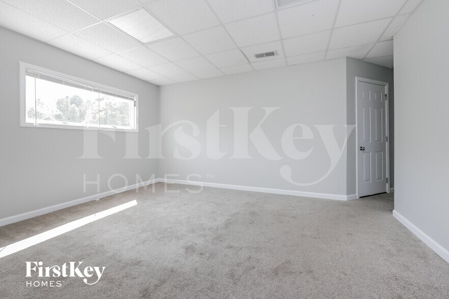Building Photo - 221 Whitney Ln