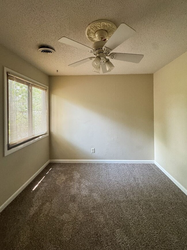 Building Photo - Cute 3 Bed 1.5 Bath Home Near Fort Bragg