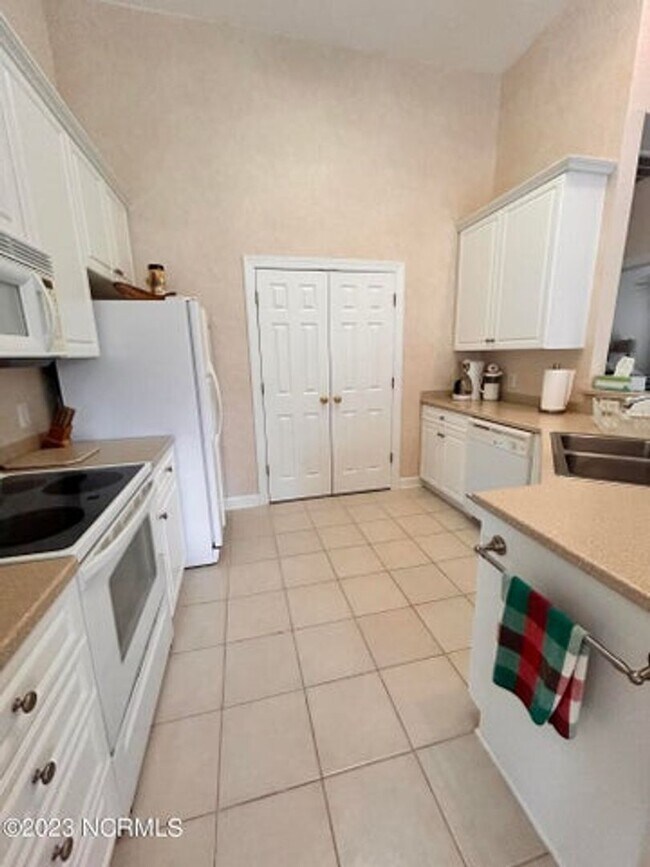 Building Photo - NEW REDUCED PRICE in Beautiful Sea Trail Plantation townhome