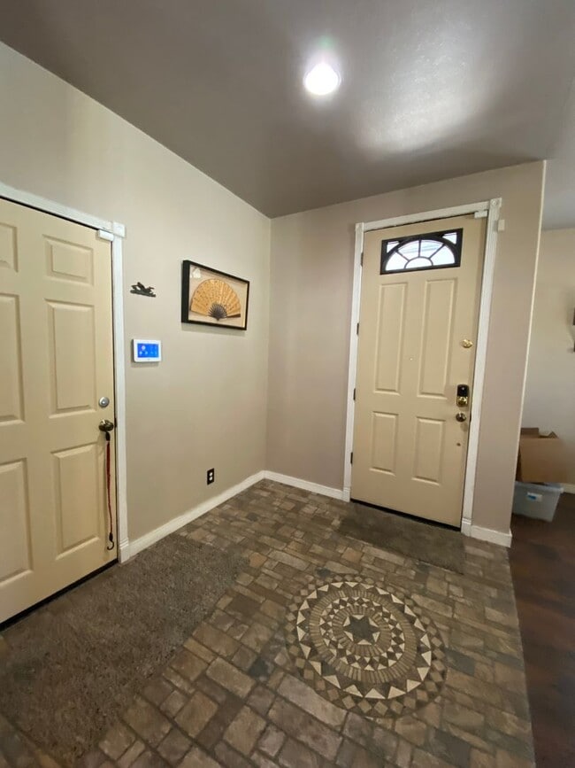 Building Photo - Beautiful Single Story 3 Bedroom 2 Bath! WITH SOLAR!