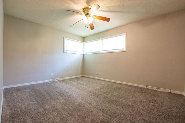 Building Photo - Extremely Spacious 2 Bedroom / 1 Bath Home