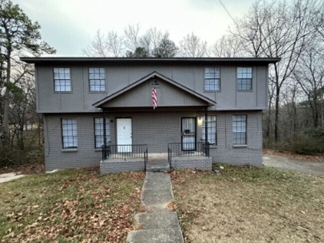 Building Photo - Charming Duplex for Rent- Spacious and Convenient Living!