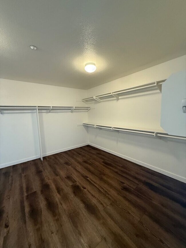 Building Photo - Very Nice 4 bedroom, 3 full bath home in much desired Lakeside neighborhood.