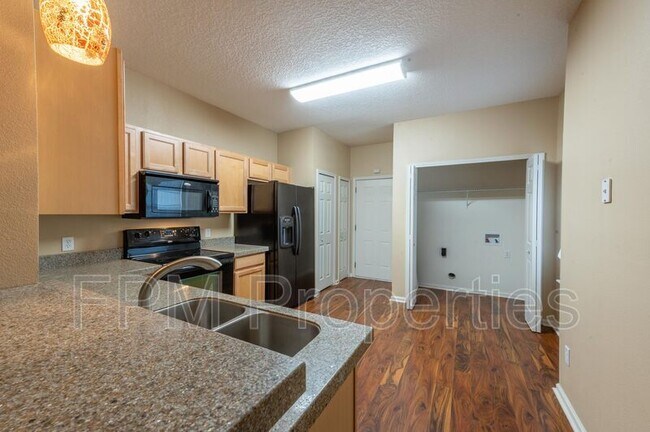 Building Photo - 807 Scrub Jay Dr