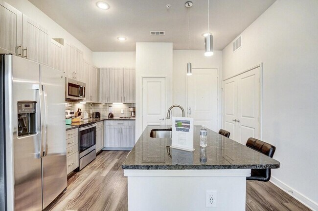 Building Photo - 5201 Valley View Ln