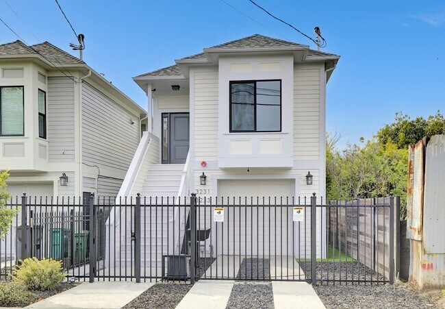 Primary Photo - 3231-3233 Hannah Street