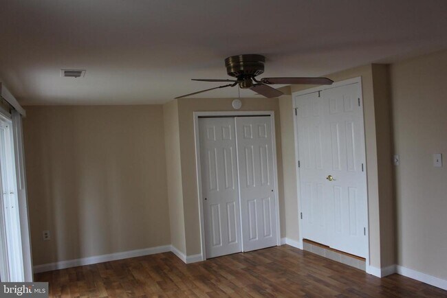 Building Photo - 611 Suffield Dr