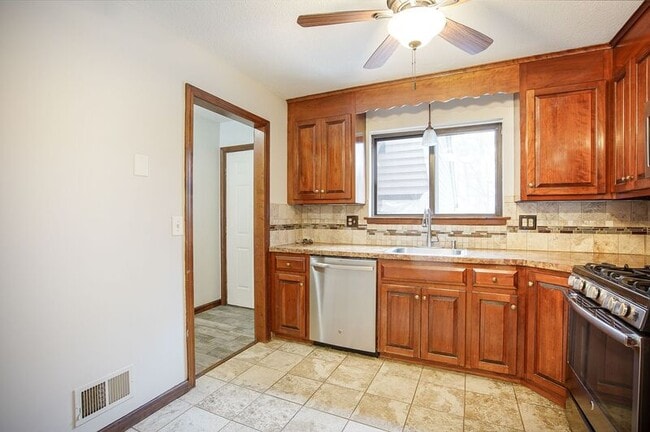 Building Photo - 155 Wynwood Dr