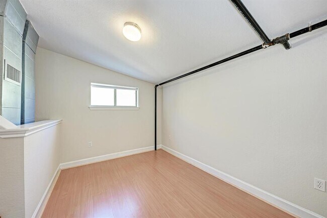 Building Photo - 807 E 14th St