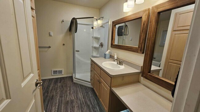 Building Photo - Fully Furnished Condo on Lake - This can be unfurnished