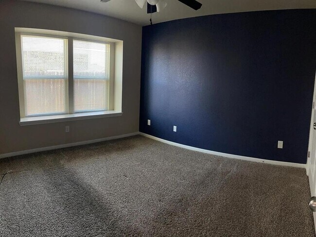 Building Photo - 604 W Vega Ln
