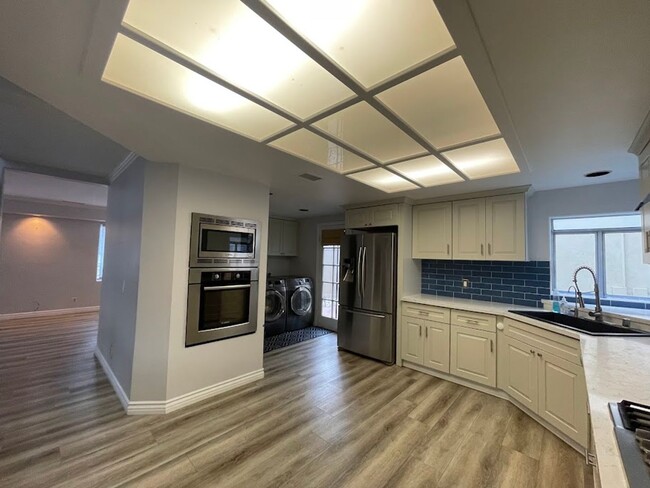 Building Photo - Newly Remodeled 3 bed 2.5 bath Long Beach ...