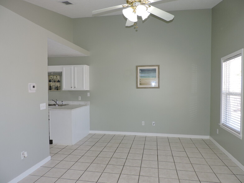 Building Photo - 5931 Pinetree Ave