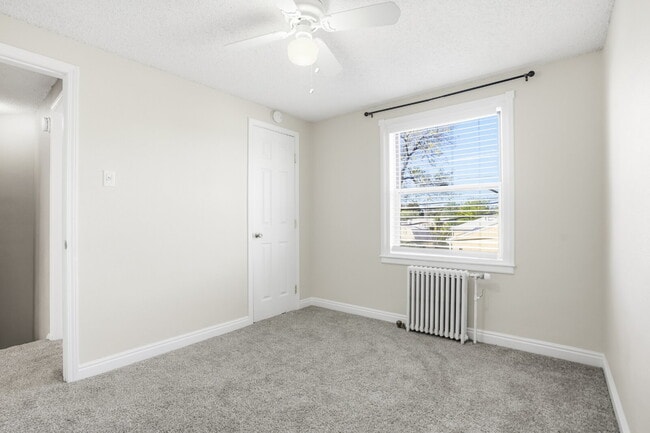 Building Photo - Park Hill townhome with outdoor space and parking