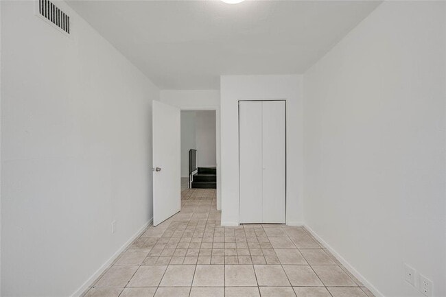 Building Photo - 1303 E St Johns Ave