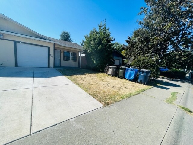 large front year & drive way - 8164 Valley Green Dr