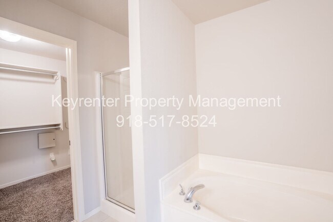 Building Photo - 4 bed/2 bath!