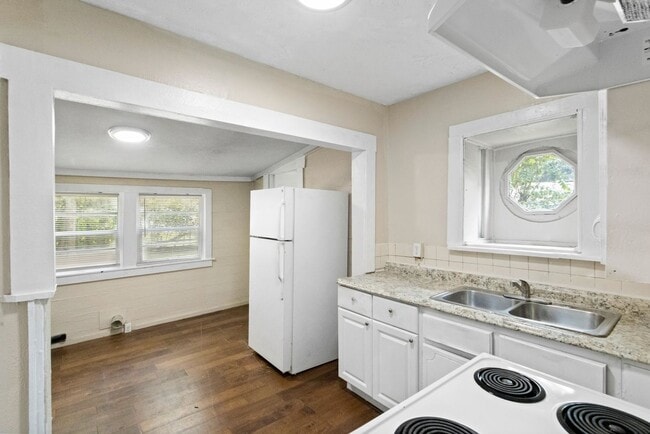 Building Photo - Spacious 3bdrm/1bath Home with large yard ...